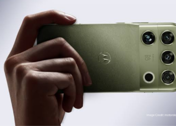 Motorola Signature 27 flagship smartphone featuring a premium design and advanced camera system.